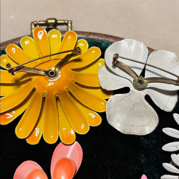 Bundle of 11 vintage flower brooches & earrings - Picture 4 of 14